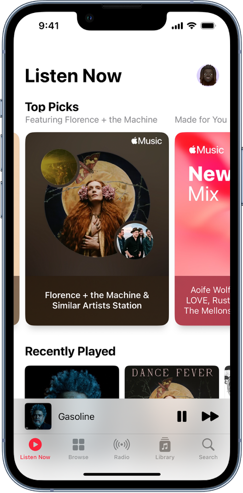 Top Picks နှင့် Recently Played အတွက် အယ်လ်ဘမ်လက်ရာပါရှိသည့် Apple Music ထဲရှိ Listen Now ဖန်သားပြင်။ ၎င်းတို့အောက်တွင် လက်ရှိဖွင့်နေသော သီချင်းအတွက် Play ထိန်းချုပ်မှုများနှင့် အယ်လ်ဘမ်လက်ရာဖြစ်သည်။ နောက်ထပ်ဂီတကိုကြည့်ရှုရန် ဘယ် သို့မဟုတ် ညာသို့ ပွတ်ဆွဲနိုင်သည်။