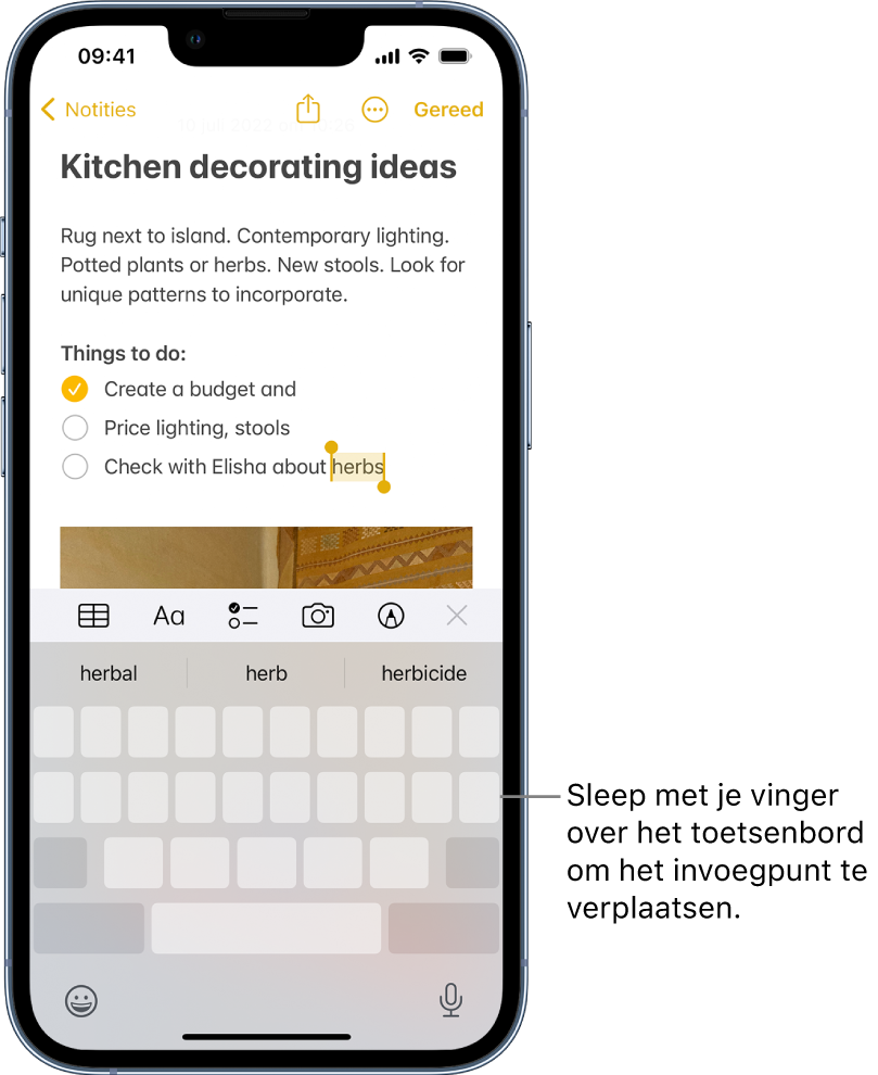 Een notitie die wordt bewerkt met een toetsenbord dat in een trackpad is veranderd. Het toetsenbord is gedimd om aan te geven dat het nu als trackpad fungeert.