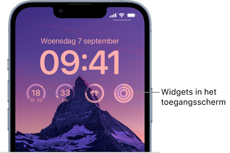 Een aangepast toegangsscherm met een foto van Half Dome op de achtergrond, met boven op de foto widgets voor de temperatuur, de luchtkwaliteit, het batterijniveau van de AirPods en fitnessringen.