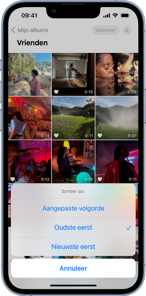 Een fotoalbum is geopend en het scherm is gevuld met fotominiaturen in een raster. De volgende sorteeropties worden in de onderste helft van het scherm weergegeven: 'Aangepaste volgorde', 'Oudste eerst', 'Nieuwste eerst' en 'Annuleer'. 'Oudste eerst' is geselecteerd.