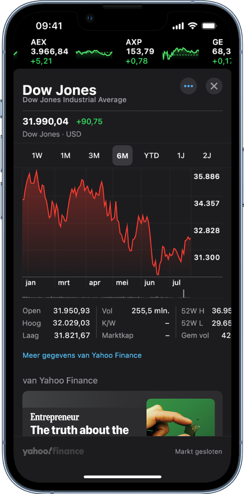 Een grafiek in het midden van het scherm laat de waardeontwikkeling van een aandeel over één dag zien. Boven de grafiek staan knoppen om de waardeontwikkeling per dag, week, maand, drie maanden, zes maanden, jaar, twee jaar of vijf jaar weer te geven. Onder de grafiek staat informatie over het aandeel, zoals de openingskoers, de hoogste en laagste koers en de marktkapitalisatie. Onder in het scherm is een artikel van Apple News te zien.