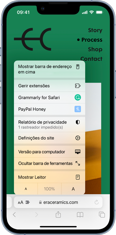 O menu de definições da página. Na parte superior está a opção “Mostrar barra de endereço em cima”. Por baixo está a opção “Gerir extensões” seguida das extensões instaladas: Honey e Grammarly para Safari.