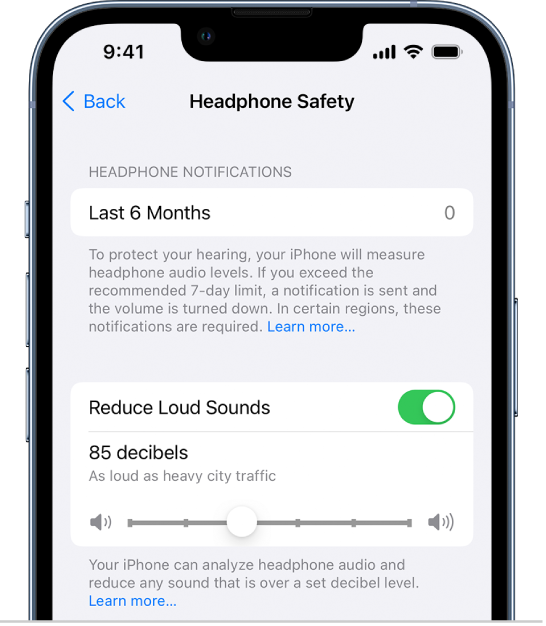 Zaslon Headphone Safety s prikazom števila obvestil za slušalke, ki so bila poslana v zadnjih 6 mesecih, gumba za vklop ali izklop nastavitve Reduce Loud Sounds, drsnika za spreminjanje najvišje vrednosti decibelov in izbrane omejitve 85 decibelov.