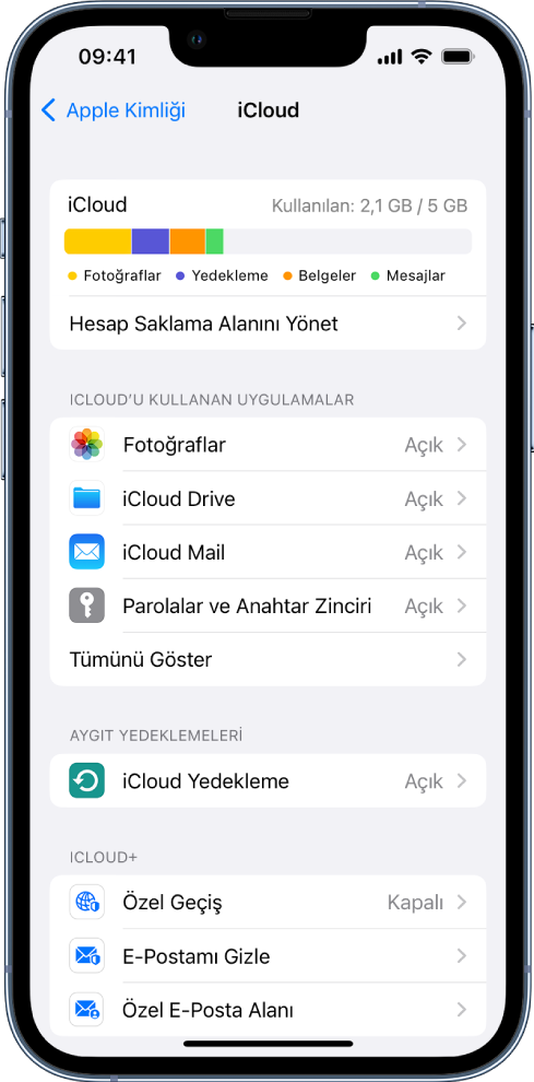 iCloud saklama alanı göstergesinin ve Mail, Kişiler ve Mesajlar da dahil olmak üzere iCloud ile kullanılabilecek uygulamaların ve özelliklerin bir listesinin gösterildiği iCloud ayarları ekranı.