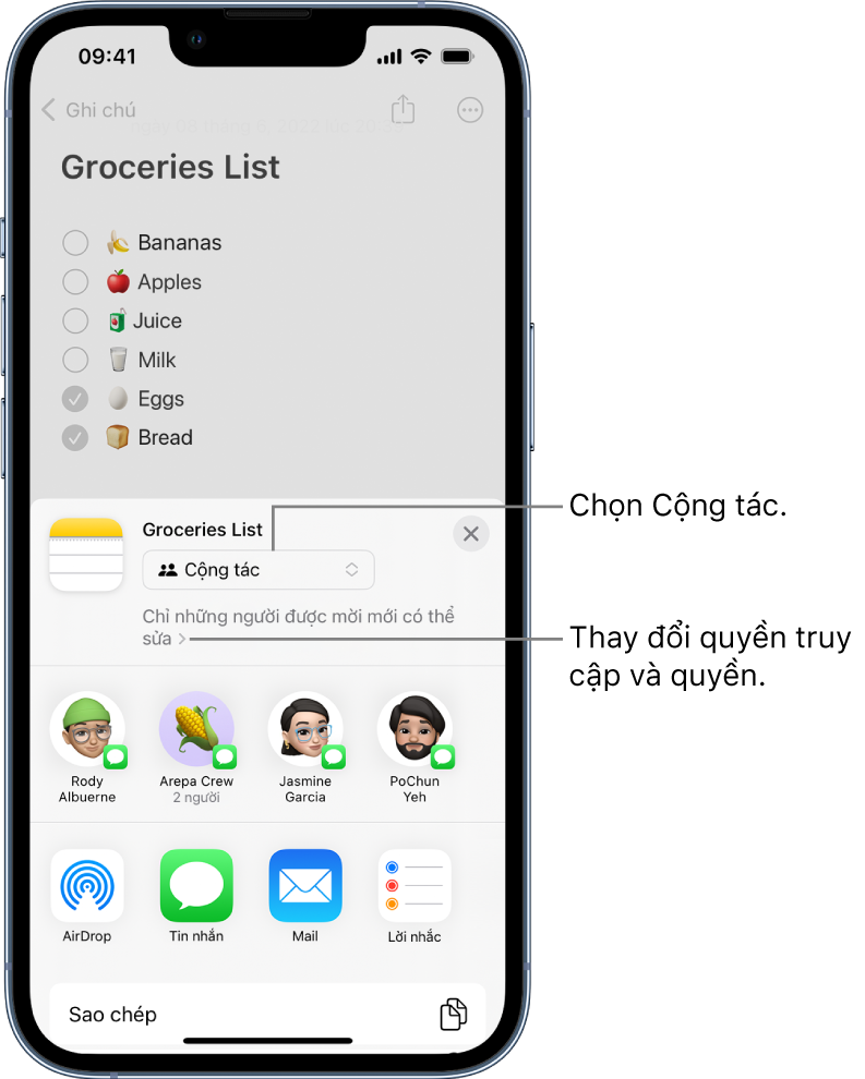 Một danh sách hàng tạp hóa trong Ghi chú với một lời mời cộng tác, đang hiển thị Cộng tác cho tùy chọn chia sẻ và “Chỉ những người bạn mời mới có thể sửa” là cài đặt quyền truy cập và quyền. Bốn người nhận có thể chọn, bao gồm một nhóm gồm hai người, tạo thành một hàng ở bên dưới đó. Hàng dưới cùng cung cấp những cách khác để chia sẻ ghi chú: AirDrop, Tin nhắn, Mail và Lời nhắc.