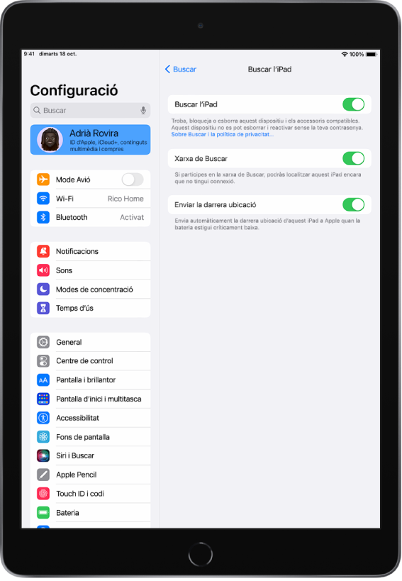 A la barra lateral de configuració, al costat esquerre de la pantalla, se selecciona l’opció superior amb el nom de la persona usuària. Al costat dret de la pantalla hi ha opcions per seleccionar quines funcions de “Buscar” es volen activar. Les opcions “Buscar l’iPad”, “Xarxa de Buscar” i “Enviar la darrera ubicació” estan activades.