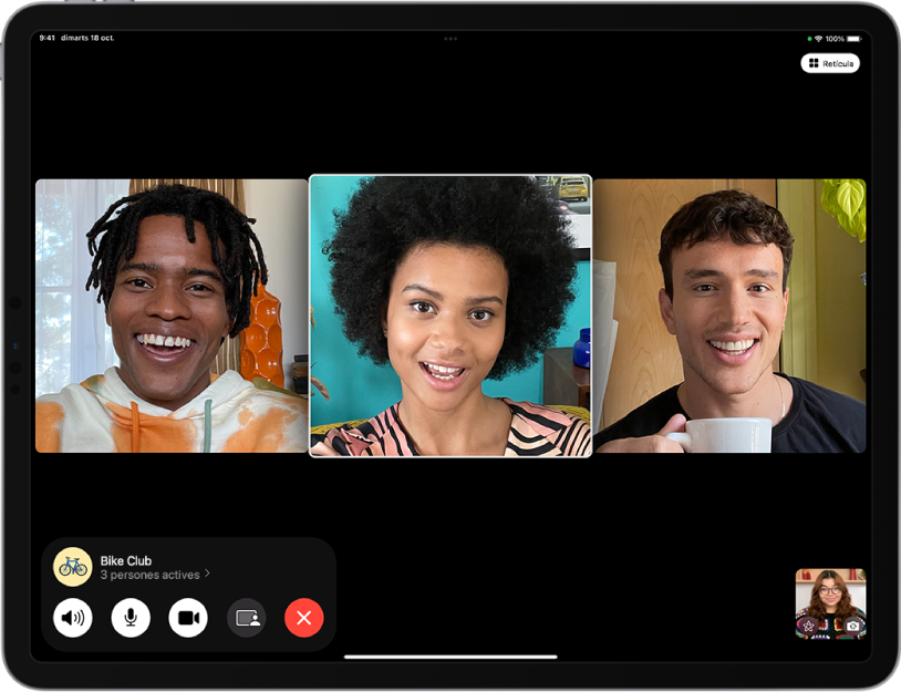Una trucada en grup del FaceTime amb quatre participants, inclòs l’organitzador. Cada participant apareix en una tessel·la individual. Els controls del FaceTime són a la part inferior de la pantalla, inclosos els botons “Àudio”, “Micròfon”, “Càmera”, “Compartir contingut” i “Penjar”. A la part superior dels controls hi ha el nom o l’ID d’Apple del grup o de la persona amb qui estàs parlant i el botó d’informació.