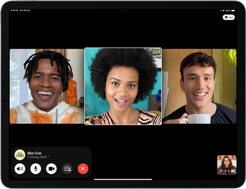 Panggilan FaceTime Kumpulan dengan empat peserta, termasuk pemilik asal. Setiap peserta kelihatan dalam jubin berasingan, kawalan FaceTime di bahagian bawah skrin, termasuk butang Audio, Mik, Kamera, Kongsi Kandungan dan Tamat. Di bahagian atas kawalan ialah nama atau Apple ID kumpulan atau orang yang anda sedang bercakap dengan dan butang Info.