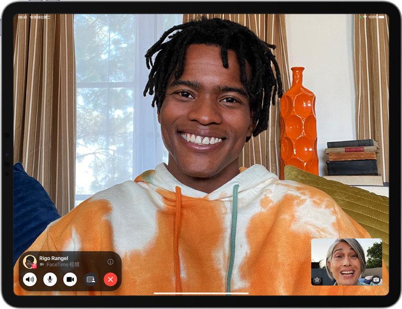 FaceTime 通话。FaceTime 通话控制位于屏幕底部，包括“音频”、“麦克风”、“相机”、“共享内容”和“结束”按钮。控制顶部是正在聊天的用户姓名或 Apple ID 以及“信息”按钮。