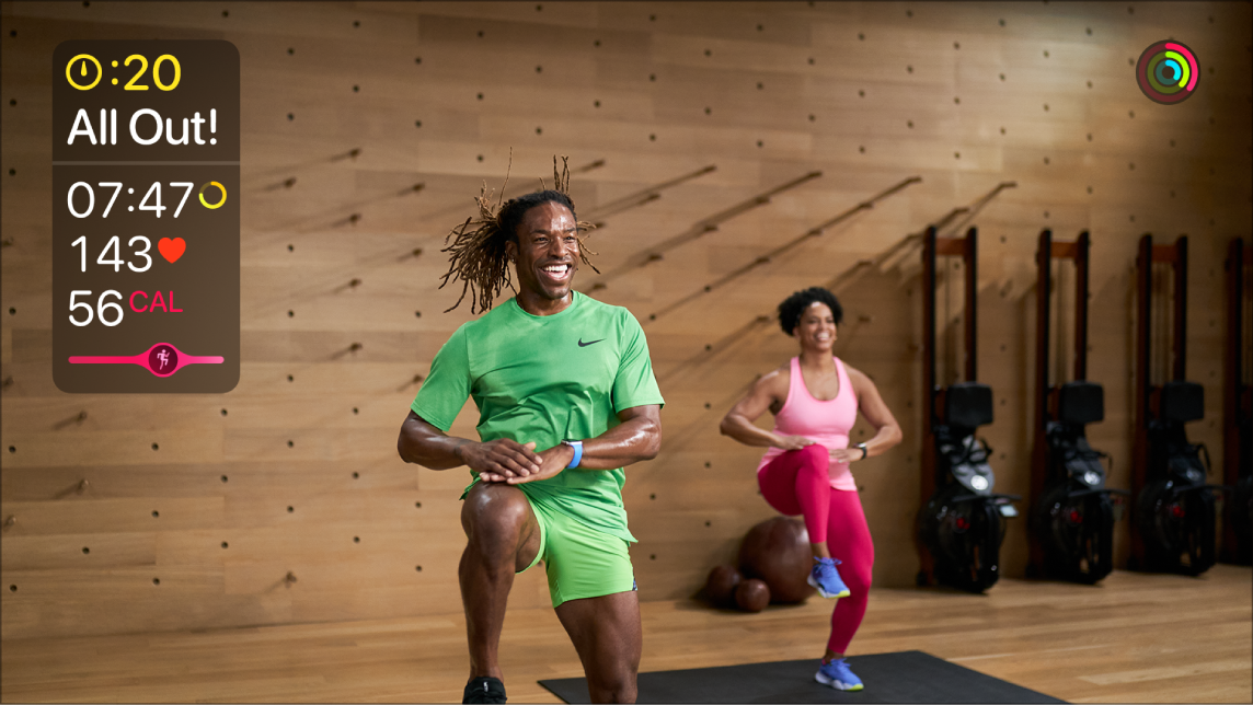 Work-out in Fitness  op een Apple TV met livegegevens van een Apple Watch