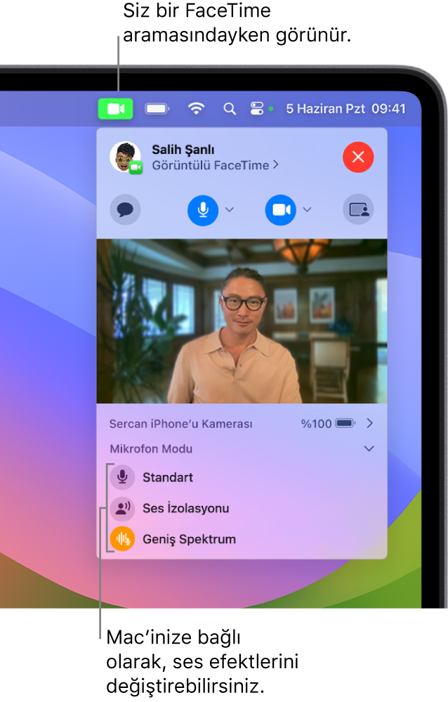 Mac ekranının sağ üst köşesindeki Denetim Merkezi, Video düğmesini (FaceTime aramasında olduğunuz sırada görünür) ve Mikrofon Modu seçeneklerini (Mac’inize bağlı olarak ses efektlerini değiştirir) gösteriyor.