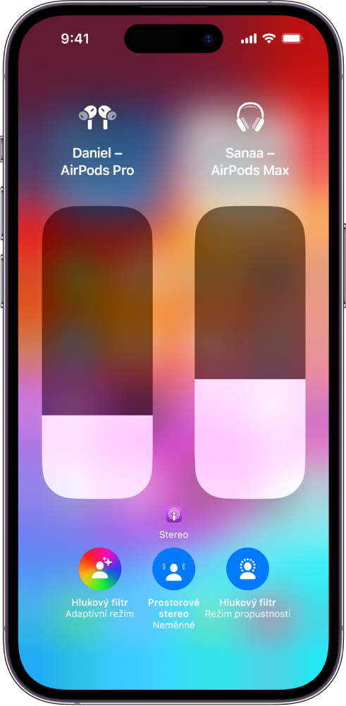 Obrazovka hlasitosti v Ovládacím centru se zobrazenou úrovní hlasitosti pro dva páry AirPodů. Pod indikátorem hlasitosti na levé straně se nachází ikona Hlukový filtr / Režim propustnosti, která signalizuje, že je režim propustnosti zapnutý. Pod indikátorem hlasitosti na pravé straně se nachází ikona Hlukový filtr / Potlačování hluku, která signalizuje, že je hlukový filtr zapnutý.