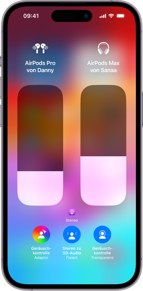 Der Lautstärkebildschirm im Kontrollzentrum zeigt den Lautstärkepegel für zwei AirPods-Paare. Unter der Lautstärkeanzeige auf der linken Seite befindet sich das Symbol „Geräuschkontrolle/Transparenz“, das anzeigt, dass der Transparenzmodus aktiviert ist. Unter der Lautstärkeanzeige auf der rechten Seite befindet sich das Symbol „Geräuschkontrolle/Geräuschunterdrückung“, das anzeigt, dass die Geräuschkontrolle aktiviert ist.