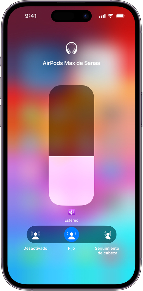La pantalla de volumen en el centro de control mostrando el nivel de volumen de los AirPods Max. Debajo del indicador de volumen se encuentra las opciones del audio espacial. Las opciones son: Desactivado, Fijo y Seguimiento de la cabeza.