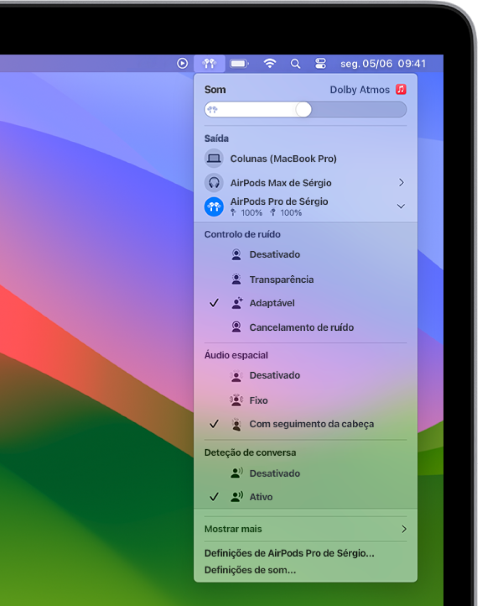 O ícone dos AirPods está selecionado na parte superior direita da barra de menus no Mac. No caso dos AirPods Pro (todas as gerações), a opção “Cancelamento de ruído” está selecionada por baixo de “Controlo de ruído” e a opção “Seguimento dos movimentos da cabeça” está selecionada por baixo de “Áudio espacial”.