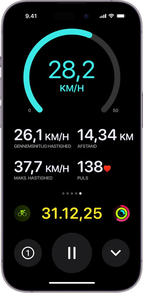 En igangværende cykeltræning vises som en liveaktivitet på iPhone og viser træningens hastighed, gennemsnitlige hastighed, tilbagelagt distance, maksimal hastighed, puls og samlet forløbet tid.