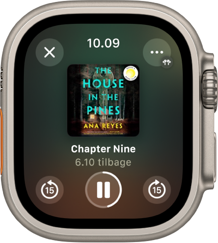 Skærmen Afspil til en lydbog. Knappen Luk er øverst til venstre, knappen Mere øverst til højre, knappen Hop 15 sekunder tilbage er nederst til venstre, knappen Afspil/Pause er nederst i midten og knappen Hop 15 sekunder frem er nederst til højre. I midten vises bogbilledet, kapitelnummeret og den resterende tid i kapitlet.