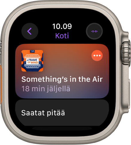 Apple Watchin Podcastit-appi, jossa näkyvät Koti‑valikko ja podcastin tunnuskuva. Toista jakso painamalla tunnuskuvaa.