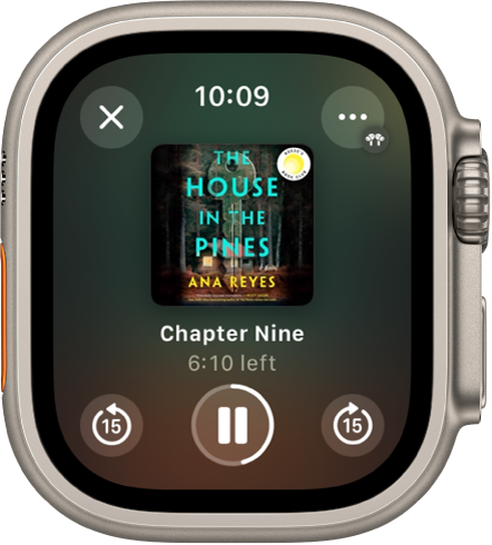 Audiogrāmatas ekrāns Play. Poga Close atrodas augšējā kreisajā stūrī, poga More augšējā labajā stūrī, pārejas atpakaļ par 15 sekundēm poga apakšējā kreisajā stūrī, poga Play/Pause apakšā pa vidu un pārejas uz priekšu par 15 sekundēm poga apakšējā labajā stūrī. Vidū ir redzams grāmatas mākslinieciskais noformējums, nodaļas numurs un atlikušais nodaļas laiks.