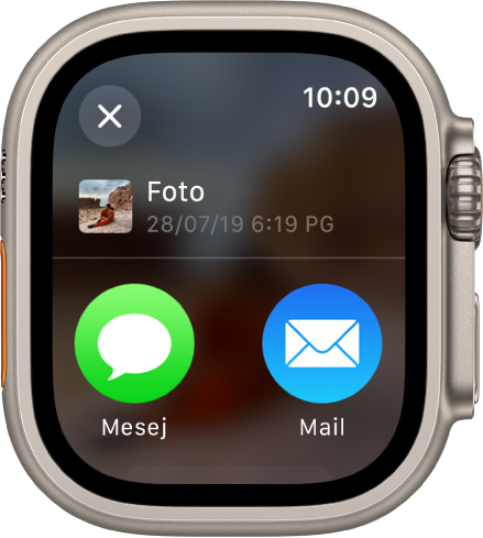 Skrin Perkongsian dalam app Foto. Foto dikongsi berada di bahagian atas skrin dan butang Mesej dan Mail di bawah.