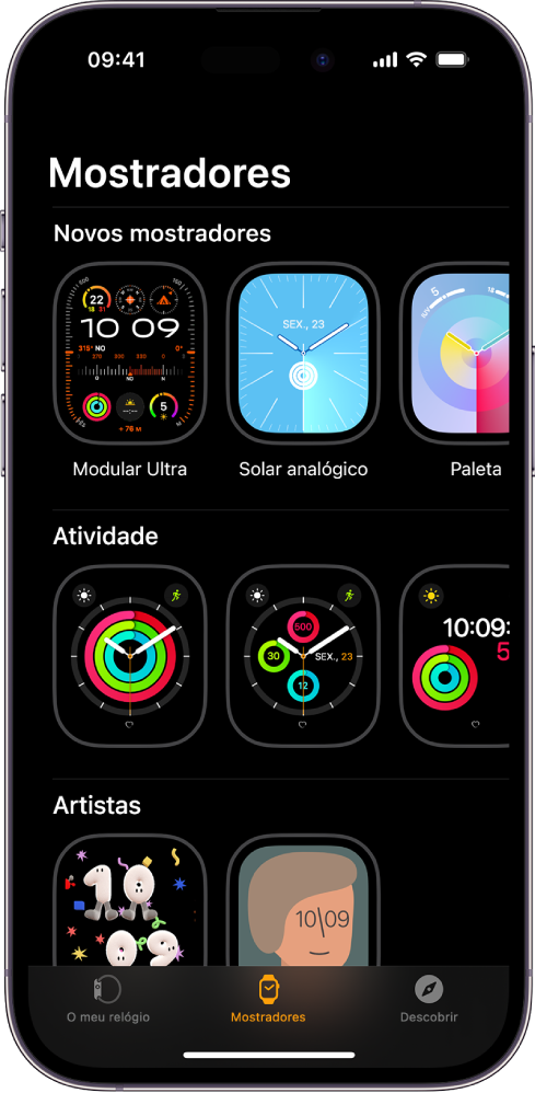 A aplicação Apple Watch aberta na galeria de mostradores. A primeira linha mostra os mostradores que são novos, as linhas seguintes mostram os mostradores agrupados por tipo (por exemplo, “Atividade” e “Intérpretes”). Pode deslocar o painel para baixo para ver mais mostradores agrupados por tipo.