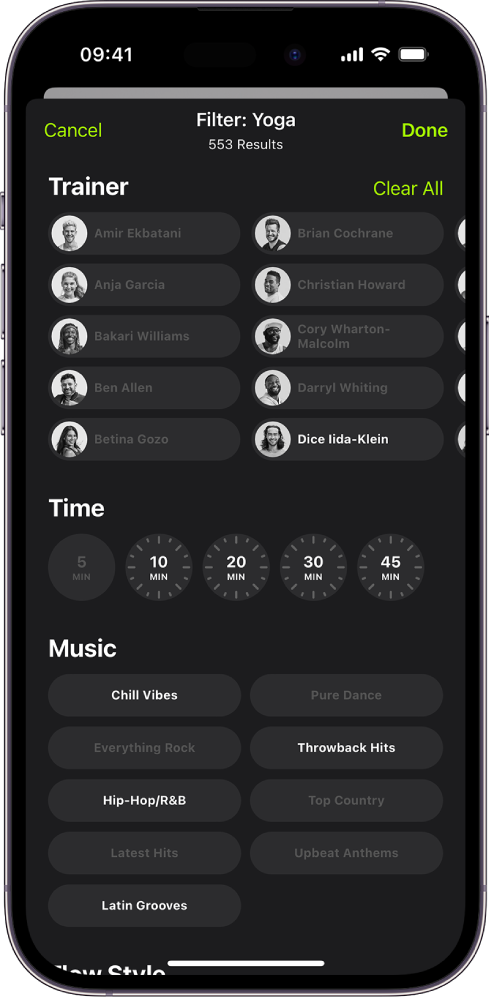 Skärmen i Apple Fitness  visar alternativ för att sortera och filtrera träningspass. Överst på skärmen finns en lista med tränare. Tidsintervall visas i mitten på skärmen. Nedanför tiden finns en lista med musikgenrer.