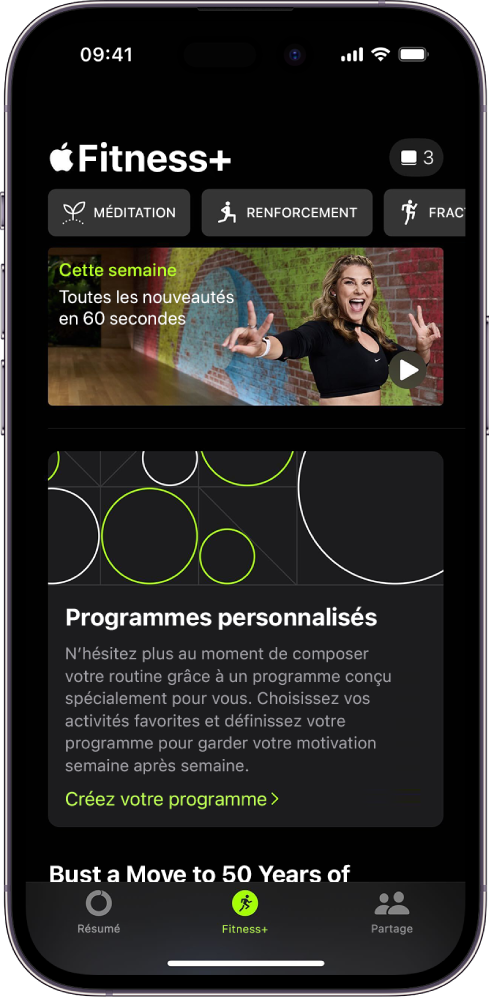 L’écran Apple Fitness  avec, de gauche à droite, différents types d’exercices dans le rang supérieur. En dessous se trouve « Cette semaine ». La zone « Programme personnalisé » apparaît en dessous.