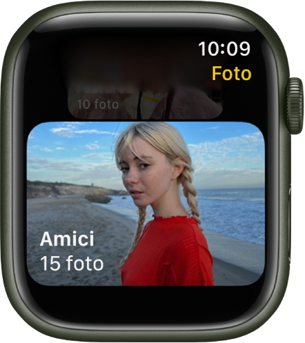 L’app Foto su Apple Watch con un album chiamato Amici.