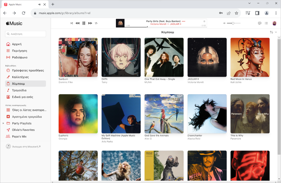 Το παράθυρο του Apple Music στο Chrome με μια βιβλιοθήκη που περιέχει πολλά άλμπουμ.