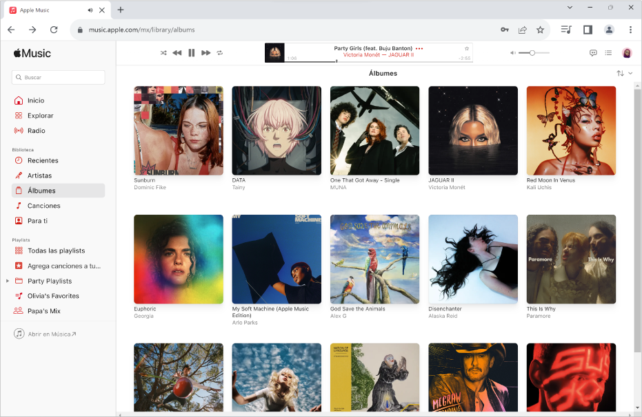 La ventana Apple Music en Chrome con una biblioteca de varios álbumes.