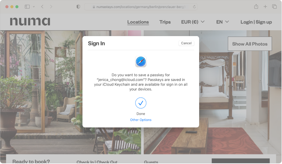 Okno Safari s přihlašovacím dialogovým oknem obsahujícím dotaz, zda si uživatel přeje uložit přístupový klíč. V dialogovém okně je uvedeno, že se přístupové klíče ukládají do svazku klíčů na iCloudu a máte je k dispozici pro přihlašování na všech svých zařízeních Apple