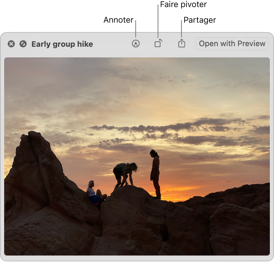 Une image dans la fenêtre « Coup d’œil » avec des boutons permettant de faire pivoter, d’annoter ou de partager une image, ou de l’ouvrir dans l’app Aperçu.