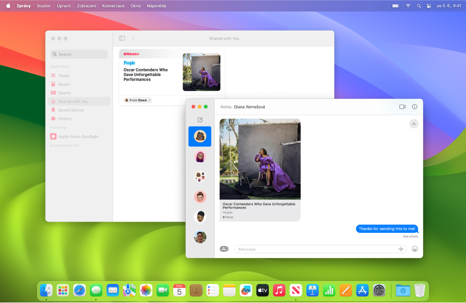 Plocha iMacu se dvěma otevřenými okny: okno aplikace Apple TV vlevo zobrazující seriál v sekci „Sdíleno s vámi“ v knihovně a okno Zprávy s týmž seriálem sdíleným v konverzaci