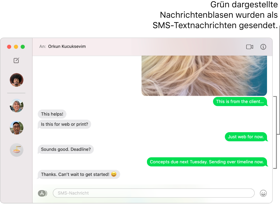 Im Fenster „Nachrichten“ sind mehrere Konversationen links in der Seitenleiste aufgelistet und rechts ist ein Protokoll zu sehen. Die Sprechblasen der Nachrichten sind grün, um zu zeigen, dass sie als SMS-Textnachrichten gesendet wurden.