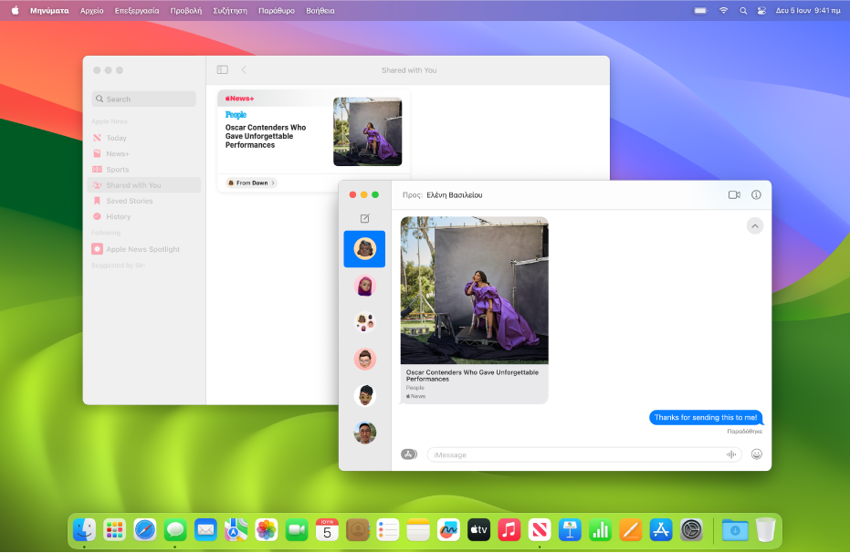 Το γραφείο εργασίας του Mac με δύο ανοιχτά παράθυρα: το παράθυρο της εφαρμογής Apple TV στα αριστερά, στο οποίο φαίνεται μια τηλεοπτική εκπομπή στην ενότητα «Σε κοινή χρήση με εσάς» της βιβλιοθήκης, και το παράθυρο των Μηνυμάτων με την ίδια τηλεοπτική εκπομπή που έχει κοινοποιηθεί σε μια συζήτηση.