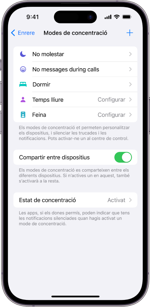 Pantalla que mostra cinc opcions de concentració proporcionades: “No molestar”, “No rebre missatges durant les trucades”, “Dormir”, “Personal” i “Feina”. L’opció “Compartir entre dispositius” està activada, la qual permet que s’utilitzi la mateixa configuració del mode de concentració en tots els teus dispositius Apple.