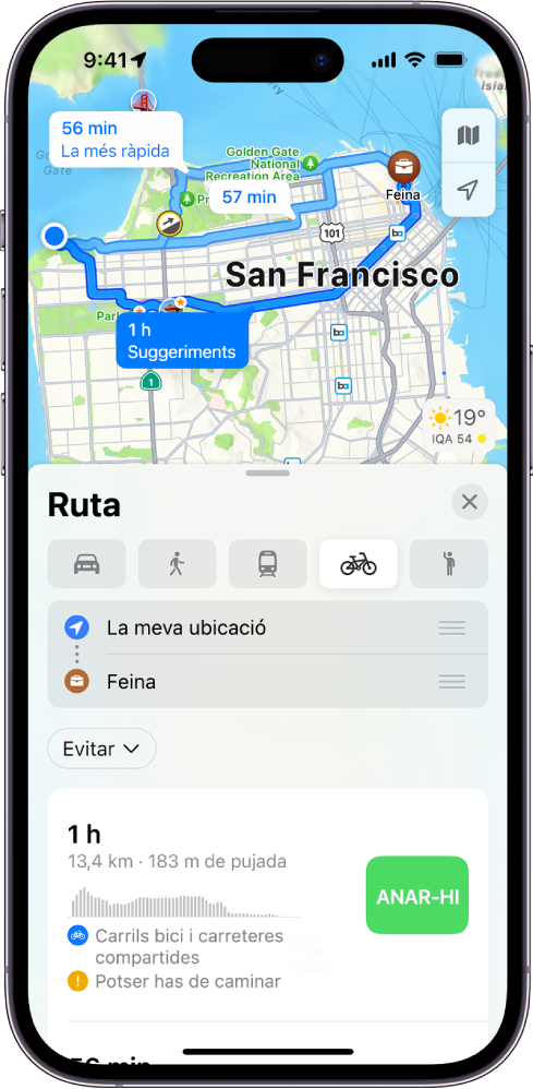 Un mapa que mostra opcions de ruta en bicicleta. La targeta de la ruta, a la part inferior, proporciona detalls, com ara el temps de viatge estimat, els canvis en l’elevació i els tipus de carreteres. A la dreta dels detalls hi ha un botó “Anar”.