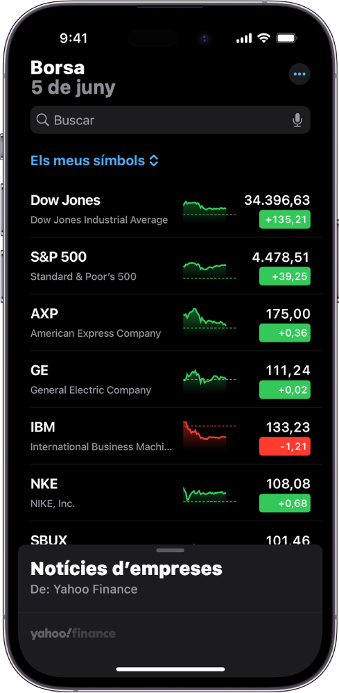 Llista de valors a l’app Borsa en què es mostra un llistat de les diferents accions. Cada acció de la llista mostra, d’esquerra a dreta, el símbol i el nom de l’acció, un gràfic de rendiment, el preu de l’acció i la variació del preu. A la part superior de la pantalla, a sobre de la llista de valors “Els meus símbols”, hi ha el camp de cerca. A la part inferior de la pantalla hi ha les noticies empresarials. Fes lliscar l’opció de notícies empresarials cap amunt per mostrar els articles.