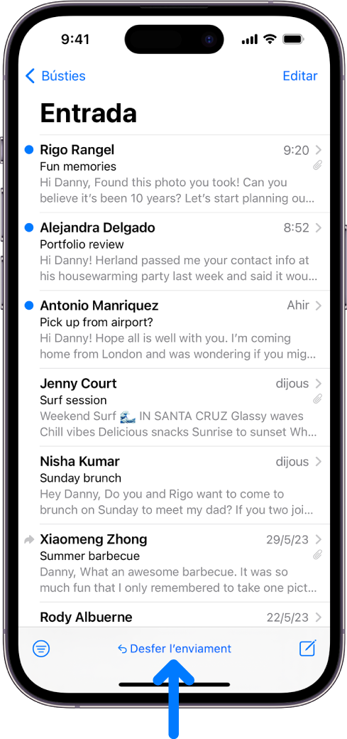 La bústia Entrada amb una llista de correus electrònics. El botó “Desfer l’enviament”, per evitar que s’enviï un correu que has enviat recentment, es troba al centre de la part inferior de la pantalla.