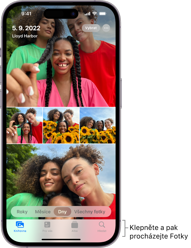 Knihovna fotek v zobrazení Dny. Obrazovka je zaplněna výběrem miniatur fotografií. Vlevo nahoře na obrazovce je vždy uvedeno datum a místo pořízení fotky. Vpravo nahoře jsou vidět tlačítka Vybrat a Další volby pro sdílení fotek a zobrazení podrobností. Pod miniaturami se nacházejí volby pro zobrazení knihovny fotek s uspořádáním Roky, Měsíce, Dny nebo Všechny fotky. Podél dolního okraje se zobrazují tlačítka Knihovna, Pro vás, Alba a Hledat.