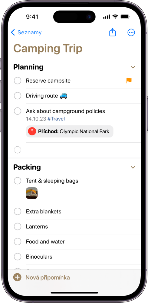Kontrolní seznam pro kempování v aplikaci Připomínky. K některým položkám jsou připojeny štítky, polohové údaje, vlajky a fotky. V levém dolním rohu se nachází tlačítko Nová připomínka.