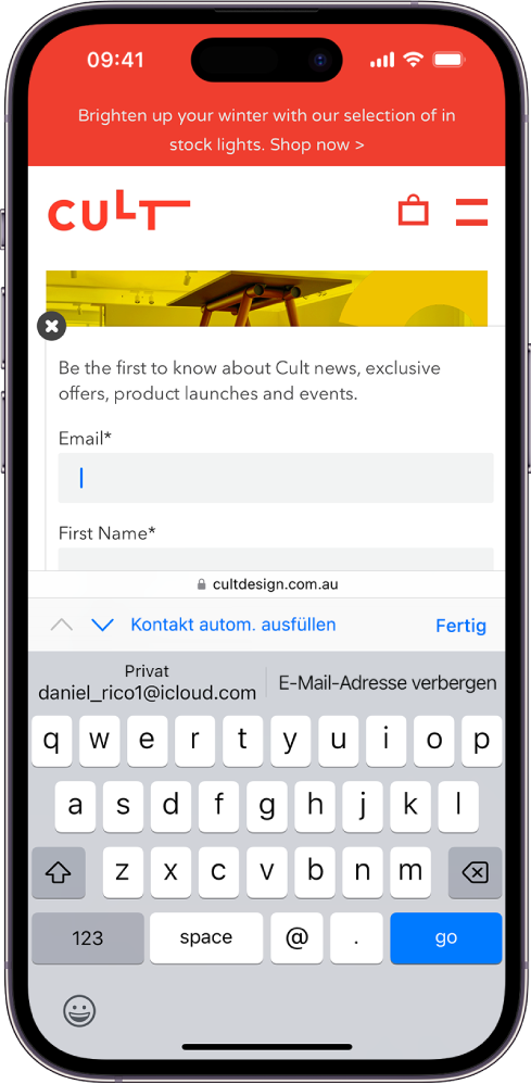 Eine Webseite ist mit einer Kontaktseite geöffnet und eine E-Mail-Adresse wird hinzugefügt. Die Tastatur ist geöffnet. Oberhalb der Tastatur bietet die Funktion für automatisches Ausfüllen zwei Optionen: die Hinzufügung einer echten E-Mail-Adresse oder die Erstellung einer neuen E-Mail-Adresse für diese Website, um die echte Adresse zu verbergen.