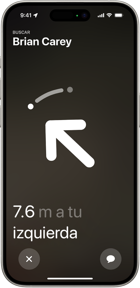 El nombre de la persona que se está localizando con el rastreo preciso se muestra en la esquina superior izquierda, y hay una flecha que apunta a su dirección con un estimado de la distancia. En la parte inferior de la pantalla están los botones para cerrar el rastreo preciso y enviar un mensaje a la persona.