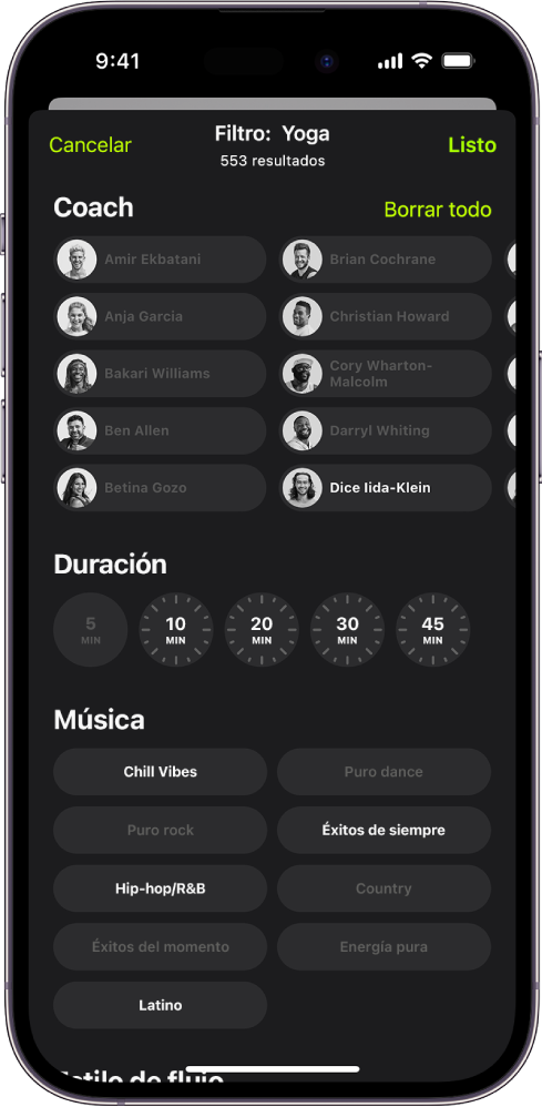 La pantalla de Apple Fitness  mostrando opciones para ordenar y filtrar entrenamientos. En la parte superior de la pantalla, hay una lista de coaches. Los intervalos de tiempo están en el centro de la pantalla. Debajo del tiempo hay una lista de géneros musicales.