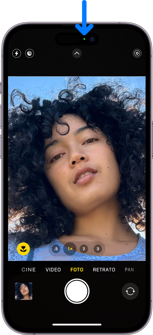 La pantalla de la app Cámara en el modo Foto. Un indicador verde en la parte superior central muestra que se está usando la cámara.