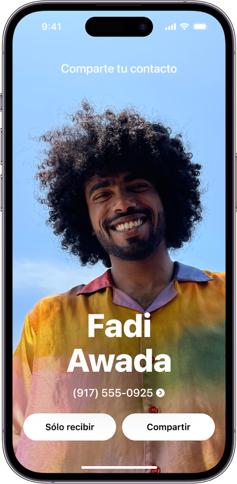 Una pantalla de NameDrop mostrando el nombre y el número del contacto. Debajo están las opciones Sólo recibir y Compartir.