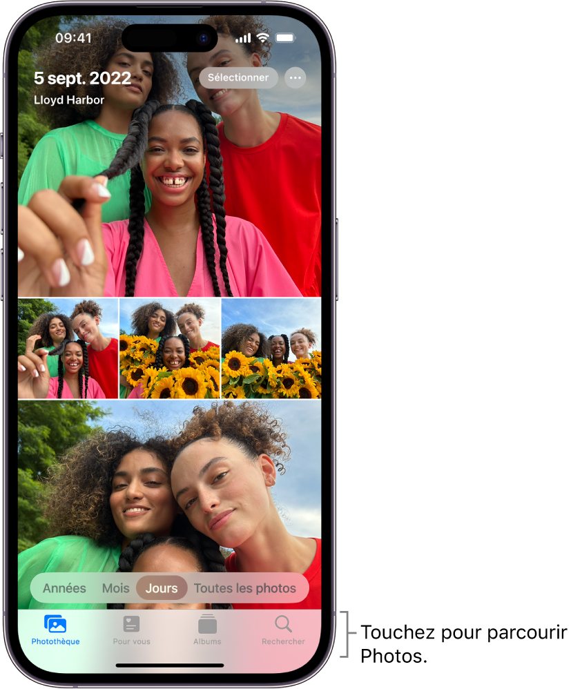 La présentation Jours de la photothèque est affichée. Une sélection de vignettes de photos remplit l’écran. En haut à gauche de l’écran se trouvent la date et l’emplacement des photos prises. En haut à droite se trouvent les boutons Sélectionner et « Plus d’options » pour partager les photos et afficher les détails. Sous les vignettes se trouvent des options de présentation de la photothèque : Années, Mois, Jours et « Toutes les photos ». Les boutons Photothèque, « Pour vous », Albums et Rechercher figurent en bas de l’écran.