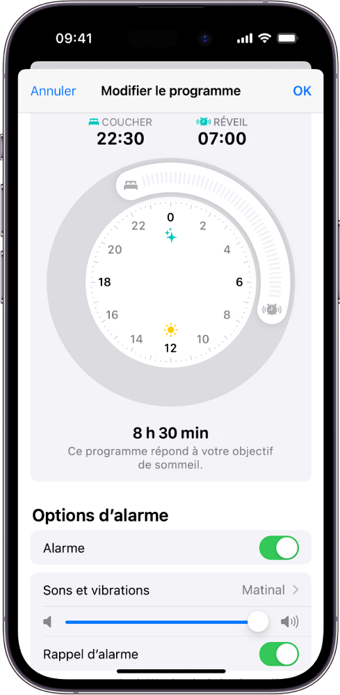L’écran « Modifier le programme » dans Santé, avec les heures Coucher et Réveil en haut de l’écran, et des options d’alarme en bas de l’écran.