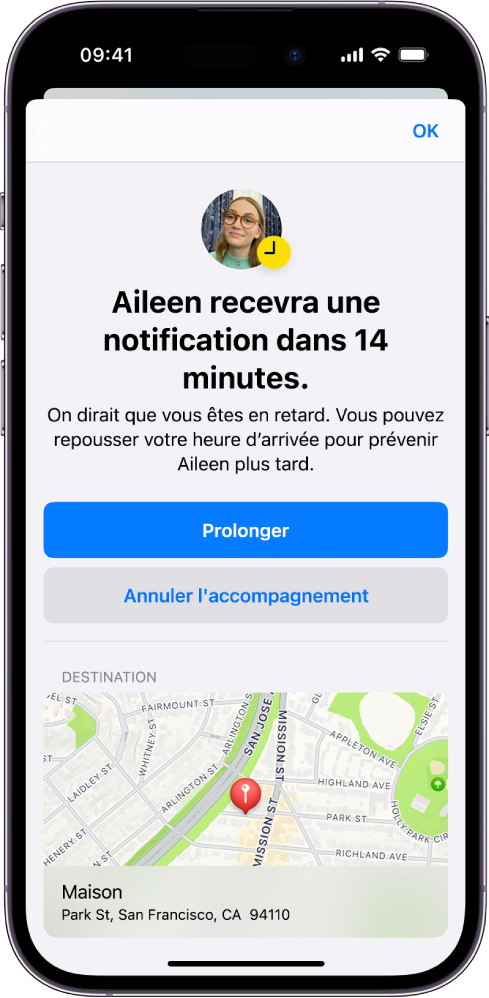 Un écran Accompagnement indiquant qu’un ami sera prévenu dans 14 minutes. En dessous figurent des options permettant de prolonger cette période ou d’annuler l’accompagnement. Un plan indiquant la position actuelle de l’utilisateur se trouve en bas de l’écran.