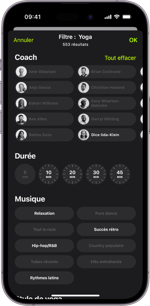 L’écran « Apple Fitness  » affichant des options pour trier et filtrer des exercices. En haut de l’écran se trouve une liste des coachs. Des intervalles de temps sont affichés au centre de l’écran. Une liste de genres musicaux se trouve en dessous.